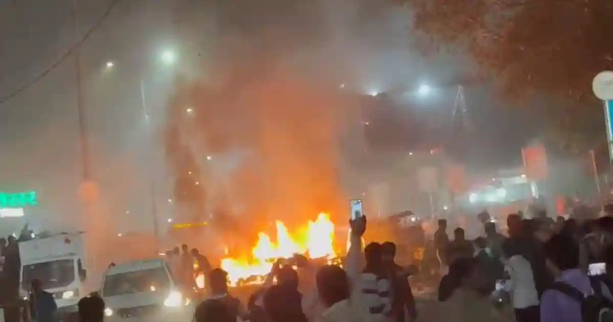 Around 6.50 pm, I had just come out of the Gauri Shankar temple in Chandni Chown and crossed the road towards the Red Fort. Then I heard a huge explosion