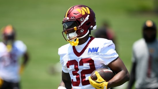 Jacory Croskey-Merritt, the rookie quarterback of the Washington Commanders who was drafted out of Boise State in the 2025 NFL draft, shone in the match against the Cincinnati Bengals in Maryland on Monday. After he scored a 27-yard touchdown, his Average Draft Position (ADP) skyrocketed, making Jacory Croskey-Merritt a top fantasy pick.
