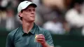 It’s one thing to reach the summit. Staying there is the real test. And right now, Jannik Sinner isn’t backing down from either. Fresh off his Monte Carlo