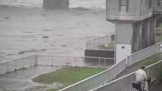 <h4>Storm Jangmi batters Japan, cuts power to 60,000 homes; forces 3,70,000 to evacuate for safety</h4><h4>Storm Jangmi