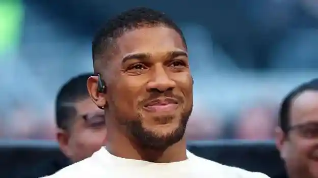 Anthony Joshua has signed a deal to fight fellow former world heavyweight champion Tyson Fury, Eddie Hearn has announced.</b> Joshua