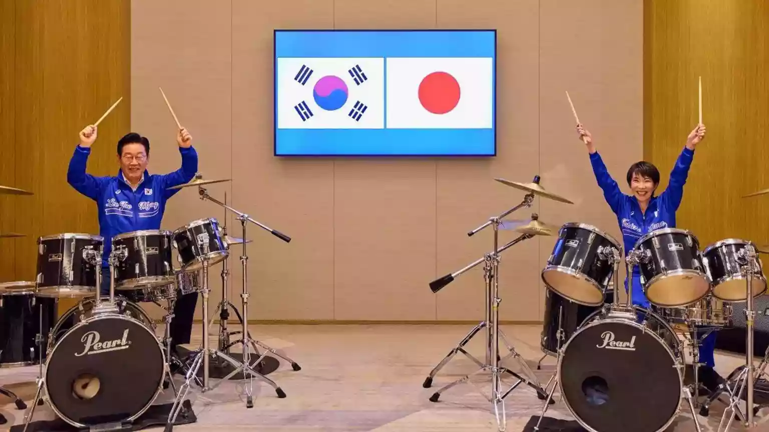 A surreal drum duet between two East Asian world leaders has set the internet abuzz - and put a spotlight on Japan and South Korea's diplomatic relationship