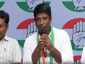 Kannan Gopinathan, a former Indian Administrative Service officer, has joined the Congress party. He resigned from the IAS in 2019 over the situation in Jammu and Kashmir. Gopinathan stated that the Congress offers him a platform to serve the people and speak against injustice. His joining was announced in New Delhi in the presence of senior party leaders.Kannan Gopinathan, a former Indian Administrative Service officer, has joined the Congress party. He resigned from the IAS in 2019 over the situation in Jammu and Kashmir. Gopinathan stated that the Congress offers him a platform to serve the people and speak against injustice. His joining was announced in New Delhi in the presence of senior party leaders.New Delhi: Kannan Gopinathan, who resigned from the Indian Administrative Service in 2019 in protest against the shutdown in Jammu and Kashmir after the abrogation of Article 370 and since then became an activist, joined the Congress on Monday here in the presence of AICC general secretary (Org) KC Venugopal and some others. <br><br>