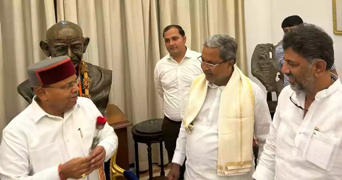 <strong>Protests erupted in the Karnataka Assembly after Governor Thaawarchand Gehlot only read out two lines from his customary address to the joint