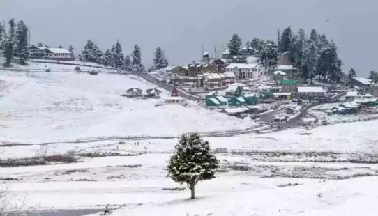 The ski resort of Gulmarg and the Sonamarg hill station also received the season's first snowfall today. For the first time this winter season