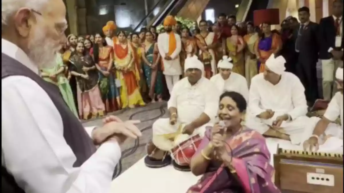 Prime Minister Narendra Modi on Friday applauded the performance of the South African Girmitiya song ‘Ganga Maiya', which was performed upon his arrival