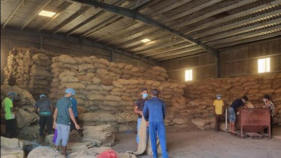 Kochi : Kerala often occupies the top spot in human development indicator rankings and health indices, but in contrast, it's big migrant worker community, a vital cog in the state's labour machine, resides in crowded and unsanitary living conditions, reports long working hours and feelings of loneliness and finds itself largely out of the state's public health programmes, a recent study has found.