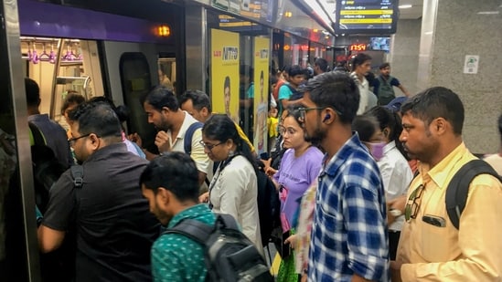 Kolkata Metro has announced special late-night services on both the Blue and Green Lines to accommodate festive crowds returning home from the much-anticipated Puja Carnival along Red Road this Sunday, October 5. The special services are part of the metro railway's ongoing efforts to support the massive passenger turnout during Durga Puja and alleviate the burden on roads, thereby facilitating smoother traffic movements.