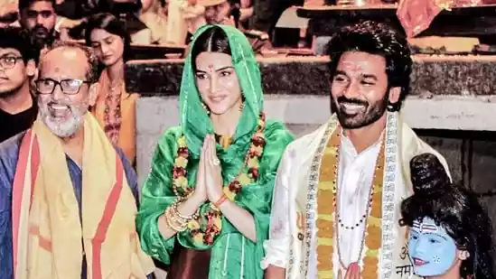 Dhanush and Kriti Sanon visited the Dagdusheth Halwai Ganapati Temple in Pune on Sunday, November 30, after the release of their romantic drama Tere Ishk Mein