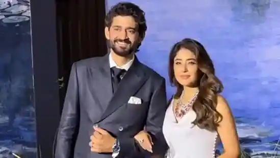 Kritika Kamra holds husband Gaurav Kapur close at their wedding reception