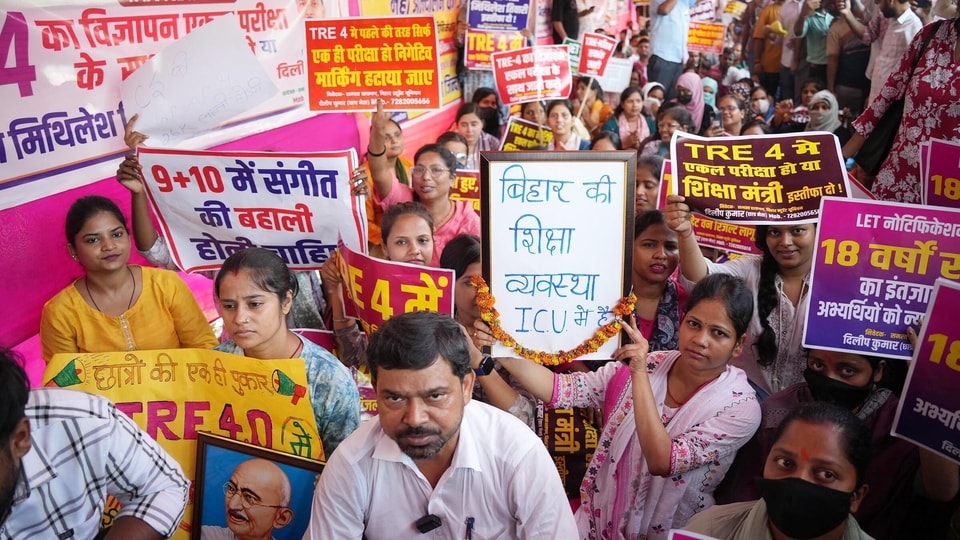 <h4>‘Kutte bhonke hazaar’: BPSC official's remark sparks backlash amid student protests in Bihar</h4> <h4>Aspirants and opposition