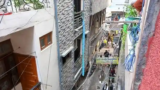 <h4>Ladders, saree pulleys: Neighbours turn rescuers after fire at building in Delhi's Tughlakabad</h4><h4>Residents of the neighbourhood