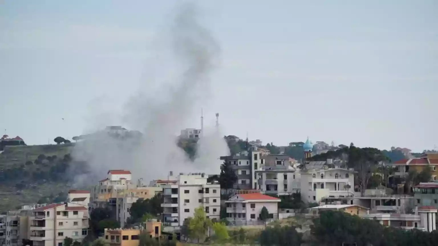 Israeli air strikes have killed at least 19 people in southern Lebanon, the country's health ministry has said. Ten of them, including three children and three