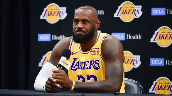 LeBron James is among the most loved athletes on and off the field. The NBA star recently posted on social media, hinting at a big announcement. Amid the NBA star's retirement buzz, fans are eager to learn about his financial milestones in 2025. Apart from dominating on the court, James has also tightened the grip on his profits, as it has been a financially active few months for the basketball player.LeBron James is among the most loved athletes on and off the field. The NBA star recently posted on social media, hinting at a big announcement. Amid the NBA star's retirement buzz, fans are eager to learn about his financial milestones in 2025. Apart from dominating on the court, James has also tightened the grip on his profits, as it has been a financially active few months for the basketball player.From collaborating with sports brands to making huge investments, the athlete has only increased his net worth by the digits. According to Marca, LeBron James will have crossed a billion-dollar threshold in 2025.