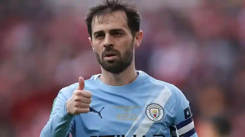 Manchester City</b> assistant manager Pep Lijnders has hinted midfielder Bernardo Silva's nine-year spell at the club will end this summer
