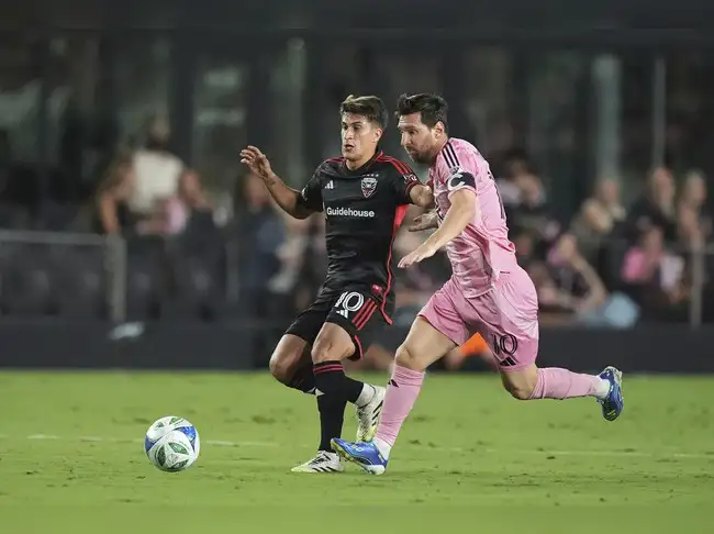 Lionel Messi propelled Inter Miami to a 3-2 victory over DC United, contributing to all three goals with a first-half assist and two second-half goals. He now leads the Golden Boot race with 22 goals. Reports suggest Messi is nearing a contract extension with Inter Miami until 2026, while the team prepares to face New York City FC.