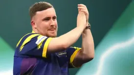 Luke Littler began the defence of his PDC World Championship title with a straight-set victory over Darius Labanauskas of Lithuania
