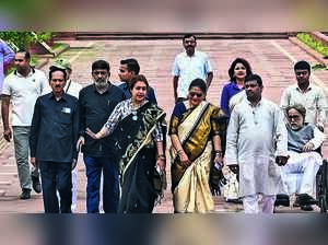 Lok Sabha Speaker gives 20 rebel TMC MPs till October 8 to respond after SC remark on timely disposal of Abhishek Banerjee's petition