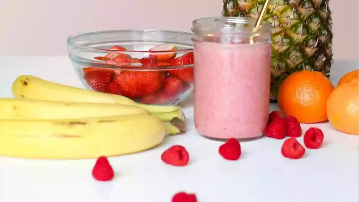 Smoothies make for a quick, easy and nutritious meal that is filled with protein, fibre, and food fats when made right. It also prevents food waste and stops