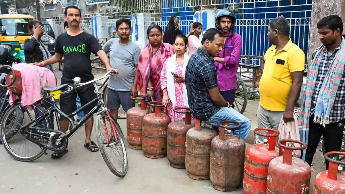 <strong>LPG Price Hike:</strong> Commercial LPG prices were hiked by Rs 195.50 on Wednesday (April 1) amid ongoing tensions in West Asia