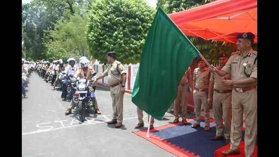 Lucknow Police launched 42 Racer Mobile units for efficient traffic management, enhancing response to jams during events and ensuring safety on roads. The Lucknow Police Commissionerate on Wednesday launched 42 Racer Mobile units equipped with state-of-the-art traffic management tools.