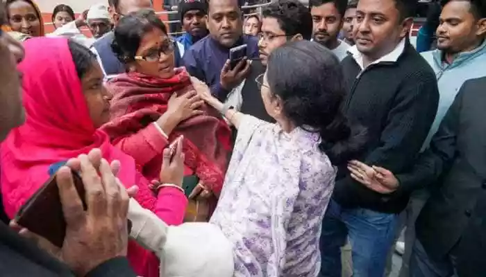 West Bengal CM Mamata Banerjee met families affected by the Special Intensive Revision (SIR) at Delhi's Banga Bhavan on Monday, accusing Delhi Police of