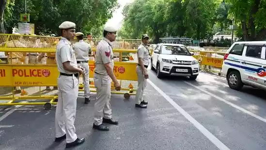 A man reportedly shot himself dead at Delhi's Jantar Mantar on Monday. The police personnel have reached the spot and an investigation is underway