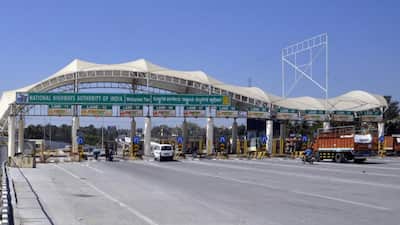 Many people believe that all soldiers automatically avoid paying toll tax as a mark of respect. The reality is different. Only soldiers on duty and travelling in government vehicles are eligible for exemptions. Those in personal vehicles, or travelling off duty, must pay toll like any ordinary citizen.