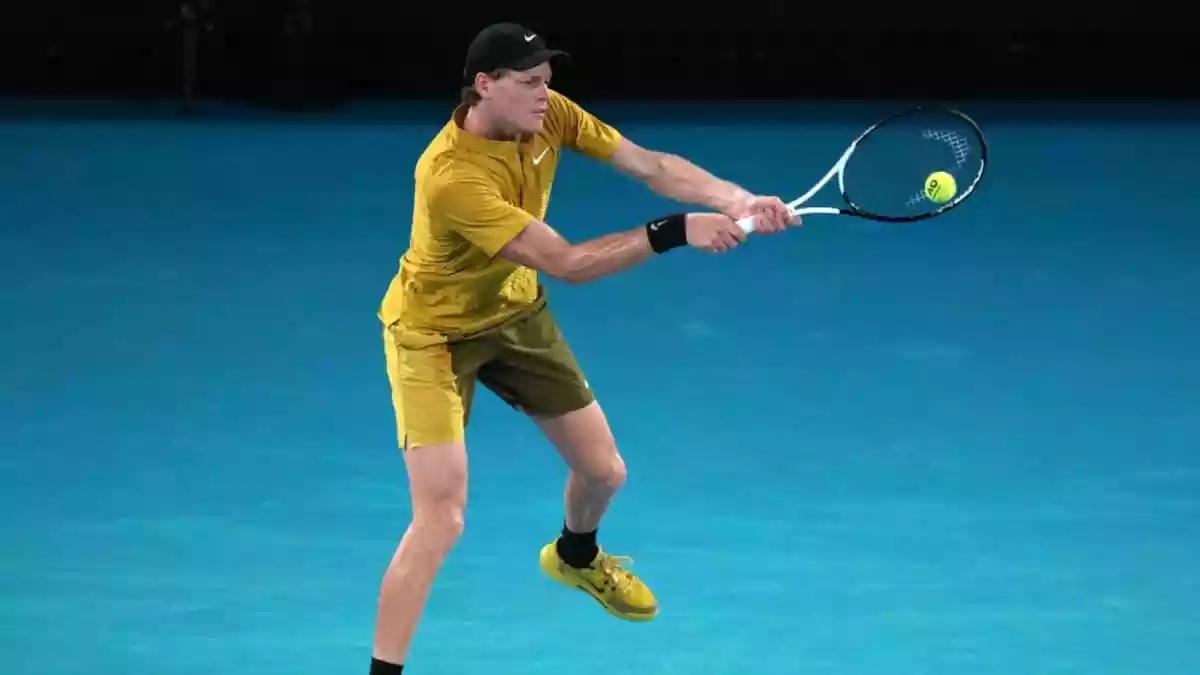 18-time Grand Slam champion Martina Navratilova has said that although closing the roof of a stadium is normal during rain, the organisers don't do the same in