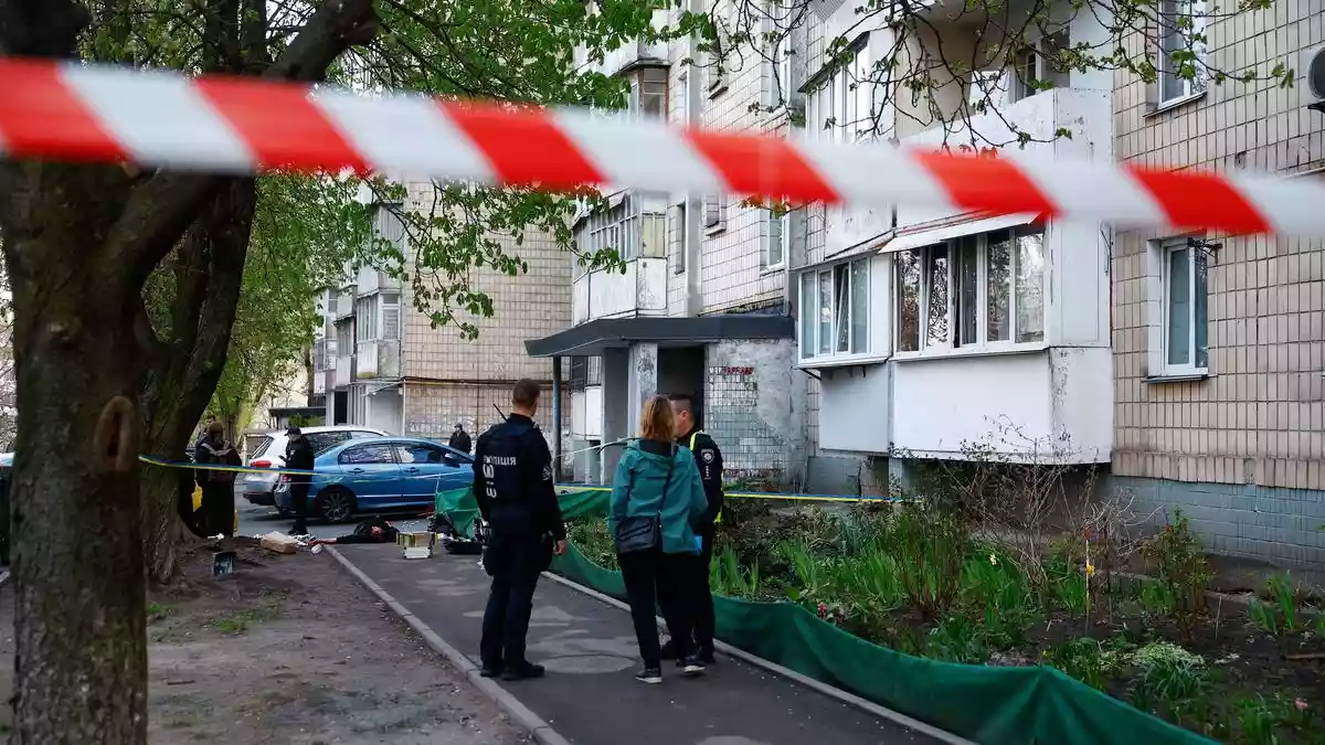 A gunman wielding an automatic weapon killed six people and barricaded himself inside a supermarket with hostages in the Ukrainian capital, Kyiv