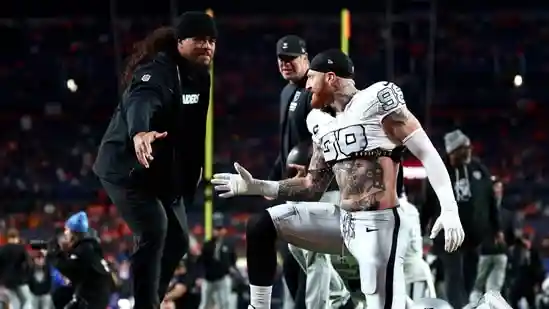 Despite persistent trade rumors, Maxx Crosby chose to stay with the Las Vegas Raiders. And the star defensive end is earning praises for his commitment