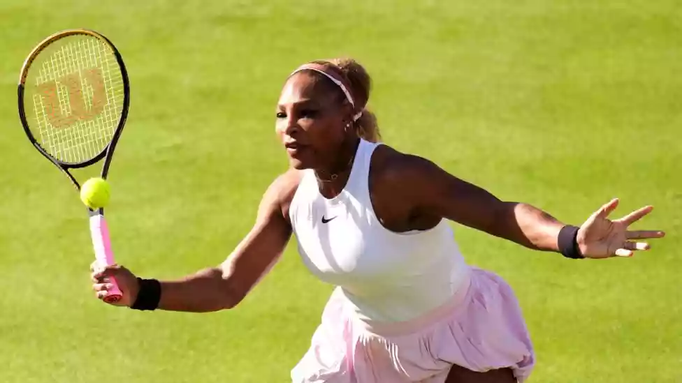 <b>Serena Williams rolled back the years at Queen's with a winning performance on her comeback to tennis after 1,375 days away from the sport