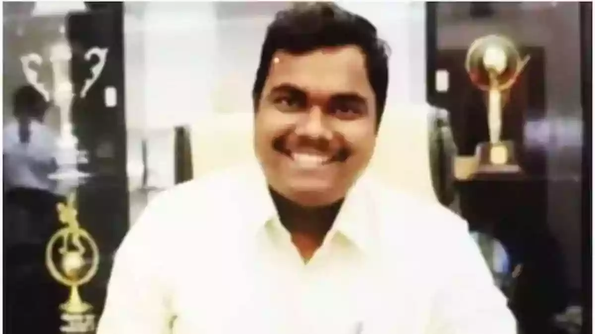 Every person faces two choices in life: either to let things remain unchanged or to work hard to shape their own destiny. Jayaganesh