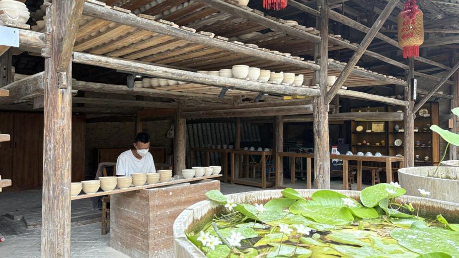 Porcelain runs through the blood of artist Sun Lixin. For several generations, the Sun family has worked in the kilns of Jingdezhen