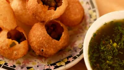 ‘Mere gol gappe poore do!' – that was the demand that literally stopped traffic in Vadodara. A woman was upset after receiving only four golgappas instead of six for Rs 20. Then what? She just decided to protest and sat in the middle of a busy road near Surasagar. The vehicles came to a halt as onlookers crowded around due to the unusual scene. The woman kept shouting and crying that she was treated unfairly by the vendor.