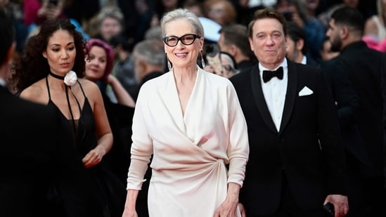 Meryl Streep's go-to beauty tip is surprisingly simple. The 76-year-old actor credits her radiant skin to one habit and dermatologists agree with her approach. Meryl Streep turns 76 on June 22. The veteran Hollywood actor's ‘one’ beauty secret, as shared with British journalist Fi Glover on her Fortunately podcast, and reported in an October 17, 2017 Daily Mail report, is quite simple yet effective: she avoids touching her face. Also read | What Sharmila Tagore does for 'radiant, naturally glowing skin' at 79: Her top 3 traditional Indian skincare ingredients