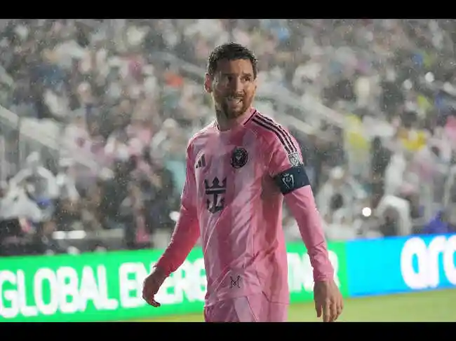 Messi scores 900th career goal