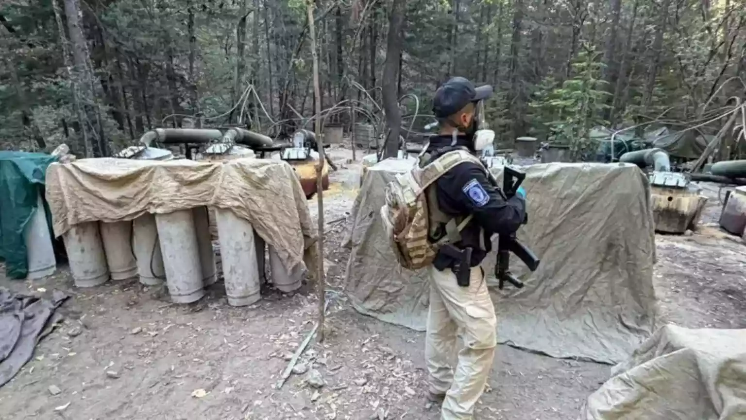 The Mexican government says two </b>US agents who died last weekend in a car crash had not been authorised to operate in the country. The officials