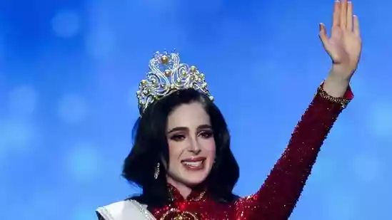 Miss Universe, Fatima Bosch, paid her respects to the Queen Mother of Thailand while on her visit following the pageant win. Her Majesty Queen Mother Sirikit