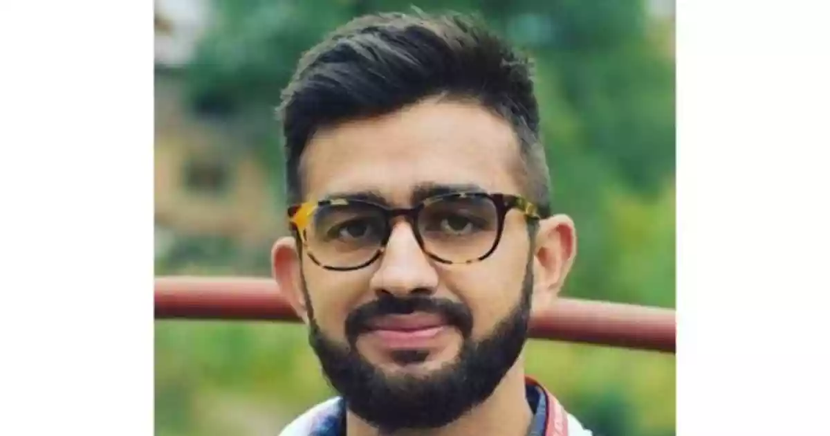 Several Opposition leaders have criticised the Jammu and Kashmir administration for detaining a freelance journalist who had reported on the closure of the