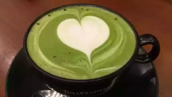 As more people want healthier morning habits, the moringa latte is becoming a popular and easy drink to make at home. With its bright green color and earthy
