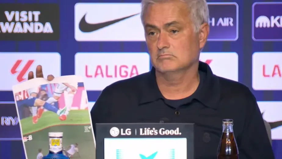<b>Real Madrid manager Jose Mourinho arrived at his post-match news conference carrying an A4 sheet of printed paper with screenshots displaying two