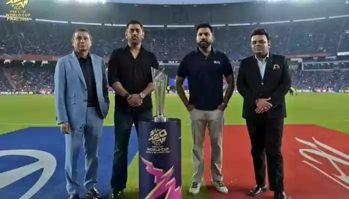 MS Dhoni & Rohit Sharma parade WC trophy in Ahmedabad ahead of final