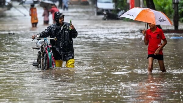 Mumbai is once again on alert as the India Meteorological Department (IMD) has issued a heavy rainfall warning for September 2. After days of intense showers that left several parts of the city waterlogged, the coming spell has triggered fears of another deluge. Commuters, residents and officials are bracing for impact, but the big question remains—will the city see just a downpour or another round of chaos?