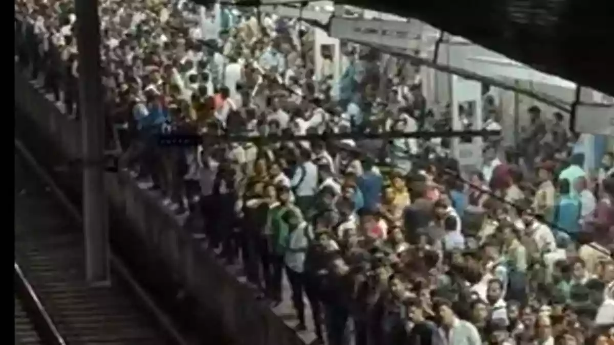 On November 6, Thane railway station witnessed absolute chaos as thousands of commuters tried to board local trains that were running late