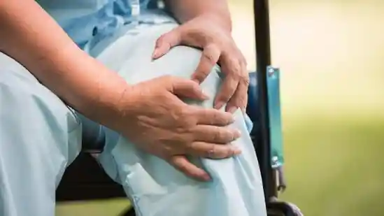 Winter is here, and along with cosy sweaters and hot drinks, it often brings an unwelcome companion—knee pain. Many people notice stiffness, aches