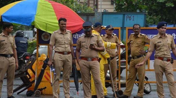 Mumbai Police has arrested Ashwin Kumar Supra (50) from Noida, Uttar Pradesh for making bomb blast threat calls during Ganesh Visharjan in Mumbai. His phone and SIM card that were used to make the threat have been seized and the cops are in the process of transferring him from Noida to Mumbai.