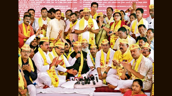 MUMBAI: Protesters led by the National OBC Mahamanch have withdrawn their chain hunger strike, started six days ago, in Nagpur after the state government agreed to 12 of their 14 demands on Thursday, even as elsewhere in the state other groups are continuing their protests. The move comes two days after a similar intervention by the government which led to Maratha quota activist Manoj Jarange-Patil breaking his indefinite hunger strike at Azad Maidan.