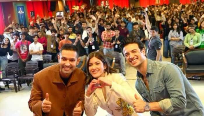 Mumbai: Shanaya Kapoor, who made her acting debut with “Aankhon Ki Gustaakhiyan,” has opened up about how her parents—father Sanjay Kapoor and mother Maheep Kapoor—served as her most honest critics. In an exclusive interview with IANS, when asked about how her parents reacted to her debut, she explained that her father has always been a very honest critic.