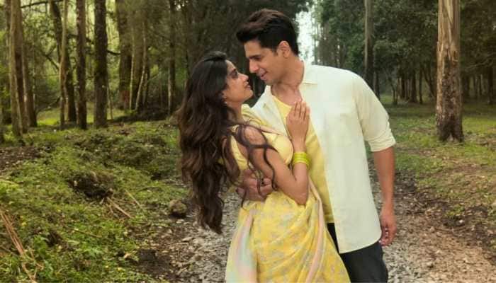 Mumbai: The makers of Sidharth Malhotra and Janhvi Kapoor's 'Param Sundari' have finally released a melodious song titled 'Pardesiya' from the movie. 'Pardesiya', the first track from 'Param Sundari', is a love song which features a cute bond between Sidharth and Janhvi. From a scenic location to Sidharth's breathtaking looks, the song has every quality to become a love anthem of the year. The song is composed by Sachin-Jigar, and sung by Sonu Nigam and Krishnakali Saha. The lyrics are penned by Amitabh Bhattacharya.